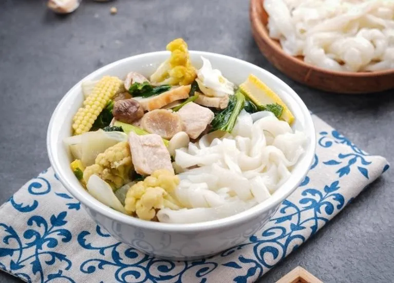 Kwetiaw Sirem Ayam, 1. Bakmi Ayam Golek Spesial, 2. Bakmi Goreng Ayam Spesial, 3. Bakmi Godok Jawa ala Bakmi Golek, 4. Bakmi Ayam Kangkung, 5. Bakmi Ayam Pangsit Goreng, 6. Bakmi Ayam Bakso, 7. Kwetiaw Sirem Ayam, 8. Bihun Masak Seafood, 9. Yi Fu Mie Seafood, 10. Nasi Sirem Seafood