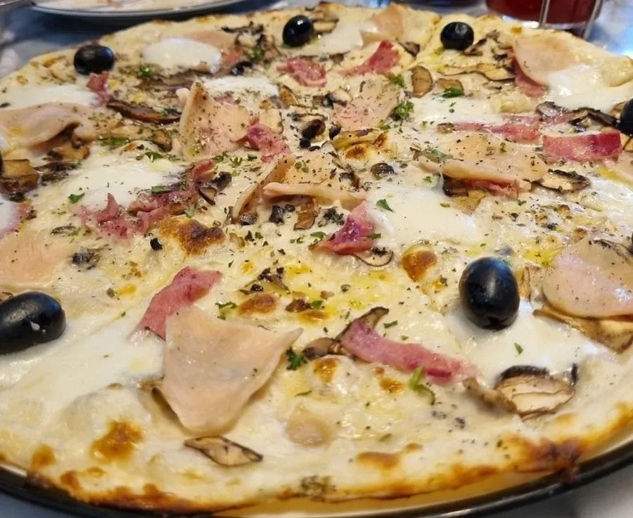La Regina, 1. Funghi Di Bosco, 2. American, 3. Trifolata, 4. Quattro Carni, 5. Milano, 6. Calabrese, 8. Pollo E Porcini, 9. Carbonara, 10. American Hottest, 11. La Regina