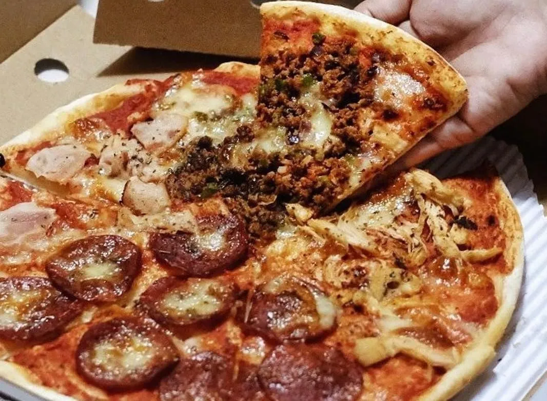 Quattro Carni, 1. Funghi Di Bosco, 2. American, 3. Trifolata, 4. Quattro Carni, 5. Milano, 6. Calabrese, 8. Pollo E Porcini, 9. Carbonara, 10. American Hottest, 11. La Regina