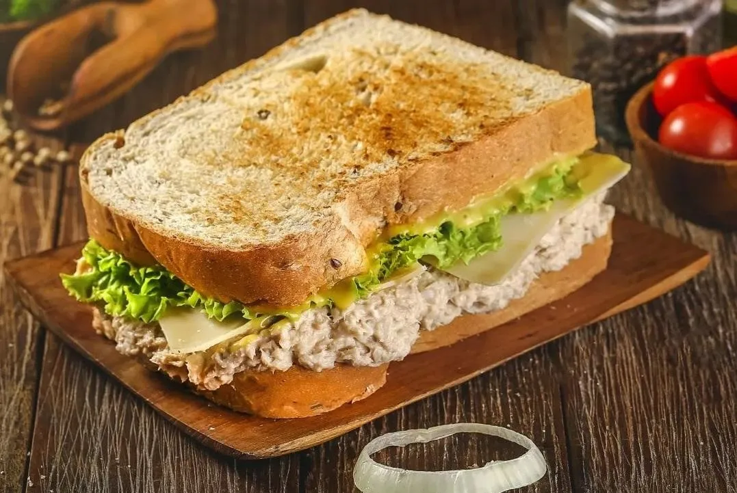 Tuna & Cheddar Club, Jenis Sandwich di Raffael’s Sandwich, Menu Club Sandwich, Menu Sub Sandwich, Menu Sandwich