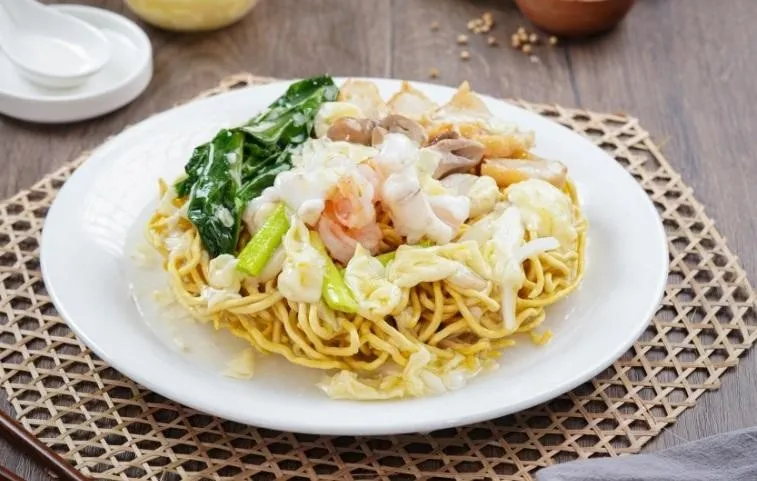 Yi Fu Mie Seafood, 1. Bakmi Ayam Golek Spesial, 2. Bakmi Goreng Ayam Spesial, 3. Bakmi Godok Jawa ala Bakmi Golek, 4. Bakmi Ayam Kangkung, 5. Bakmi Ayam Pangsit Goreng, 6. Bakmi Ayam Bakso, 7. Kwetiaw Sirem Ayam, 8. Bihun Masak Seafood, 9. Yi Fu Mie Seafood, 10. Nasi Sirem Seafood