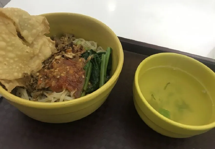 Mie Ayam Pangsit Goreng, 1. Es Teler 77, 2. Mie Ayam Pedas 77, 3. Mie Ayam Pangsit Goreng, 4. Mie Ayam Pangsit Rebus, 5. Nasi Goreng 77, 6. Ayam Goreng Cabe Ijo, 7. Ayam Goreng Kremes, 8. Otak Otak, 9. Batagor, 10. Siomay
