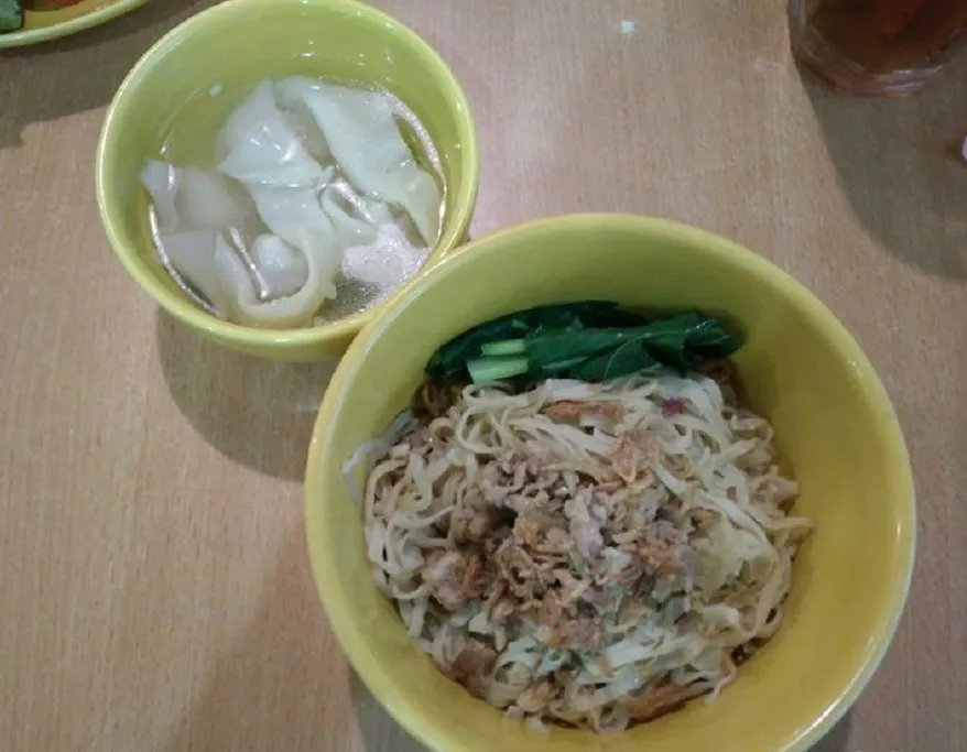 Mie Ayam Pangsit Rebus, 1. Es Teler 77, 2. Mie Ayam Pedas 77, 3. Mie Ayam Pangsit Goreng, 4. Mie Ayam Pangsit Rebus, 5. Nasi Goreng 77, 6. Ayam Goreng Cabe Ijo, 7. Ayam Goreng Kremes, 8. Otak Otak, 9. Batagor, 10. Siomay