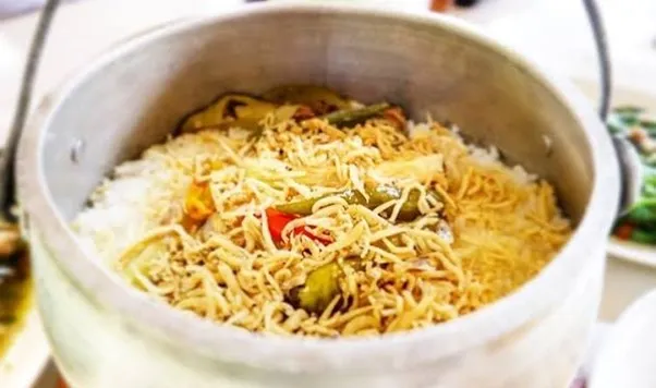 Nasi Liwet, 1. Ayam Bakar Bekakak, 2. Patin Bakar Bambu, 3. Udang Bakar Madu, 4. Cumi Goreng Tepung, 5. Nasi Liwet, 6. Gurame Saus Mangga, 7. Gurame Terbang, 8. Ayam Betutu, 9. Iga Garang Asam, 1. Pisang Goreng Wijen, 2. Tape Goreng, 3. Bika Panggang