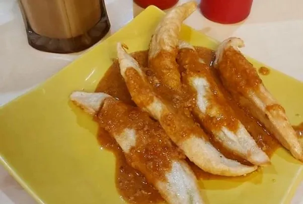 Otak Otak, 1. Es Teler 77, 2. Mie Ayam Pedas 77, 3. Mie Ayam Pangsit Goreng, 4. Mie Ayam Pangsit Rebus, 5. Nasi Goreng 77, 6. Ayam Goreng Cabe Ijo, 7. Ayam Goreng Kremes, 8. Otak Otak, 9. Batagor, 10. Siomay
