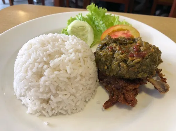 Ayam Goreng Cabe Ijo, 1. Es Teler 77, 2. Mie Ayam Pedas 77, 3. Mie Ayam Pangsit Goreng, 4. Mie Ayam Pangsit Rebus, 5. Nasi Goreng 77, 6. Ayam Goreng Cabe Ijo, 7. Ayam Goreng Kremes, 8. Otak Otak, 9. Batagor, 10. Siomay