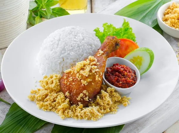 Ayam Goreng Kremes, 1. Es Teler 77, 2. Mie Ayam Pedas 77, 3. Mie Ayam Pangsit Goreng, 4. Mie Ayam Pangsit Rebus, 5. Nasi Goreng 77, 6. Ayam Goreng Cabe Ijo, 7. Ayam Goreng Kremes, 8. Otak Otak, 9. Batagor, 10. Siomay