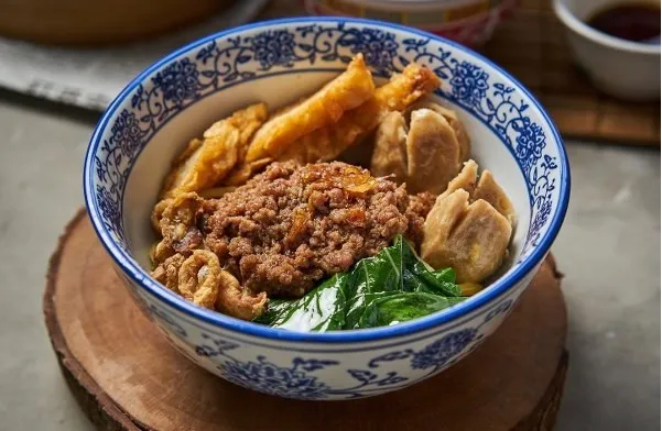 Bakmi Sapi Haka, 1. Siomay, 2. Hakau Udang, 3. Pao Telur Asin, 4. Bakmi Sapi Haka, 5. Pangsit Udang Goreng, 6. Bolo Bao Mentega, 7. Lumpia Udang Kulit Tahu, 8. Mie Chili Oil, 9. Cheong Fan Medan, 10. Onde Telur Asin, 11. Cheung Fun Hong Kong Udang, 12. Stim Ceker