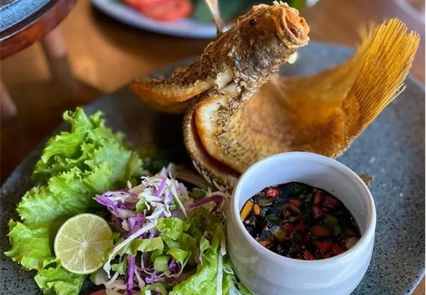 Gurame Terbang, 1. Ayam Bakar Bekakak, 2. Patin Bakar Bambu, 3. Udang Bakar Madu, 4. Cumi Goreng Tepung, 5. Nasi Liwet, 6. Gurame Saus Mangga, 7. Gurame Terbang, 8. Ayam Betutu, 9. Iga Garang Asam, 1. Pisang Goreng Wijen, 2. Tape Goreng, 3. Bika Panggang
