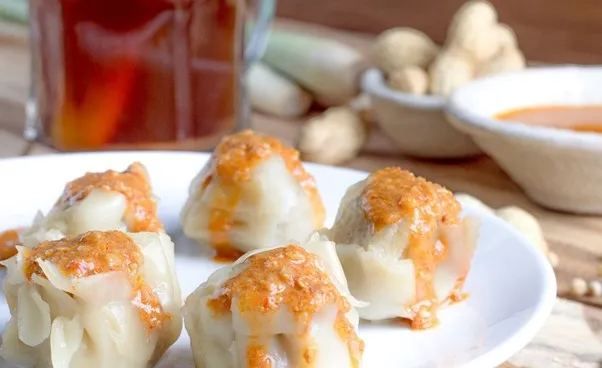Siomay, 1. Siomay, 2. Hakau Udang, 3. Pao Telur Asin, 4. Bakmi Sapi Haka, 5. Pangsit Udang Goreng, 6. Bolo Bao Mentega, 7. Lumpia Udang Kulit Tahu, 8. Mie Chili Oil, 9. Cheong Fan Medan, 10. Onde Telur Asin, 11. Cheung Fun Hong Kong Udang, 12. Stim Ceker