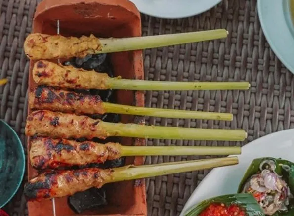 Sate Lilit, 1. Bebek Crispy Tepi Sawah, 2. Bebek Panggang Tepi Sawah, 3. Bebek Betutu Tepi Sawah, 4. Bebek Timbungan Tepi Sawah, 1. Tuna Pete Sambal Tomat, 2. Ayam Goreng Lengkuas, 3. Udang Asam Manis, 4. Gurame Sambal Matah, 5. Nasi Campur, 6. Sate Keong Sawah Pedas Manis, 7. Sate Lilit, 8. Seafood Mixed Grilled