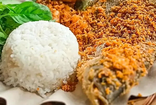 Nila Goreng, 1. Ayam Penyet Broiler, 2. Ayam Bakar, 3. Ayam Goreng Sambal Ijo, 4. Ayam Goreng Sambal Lamongan, 5. Bebek Goreng, 6. Bebek Lombok Ijo, 7. Nila Penyet, 8. Nila Goreng, 9. Bawal Goreng, 10. Lele Goreng