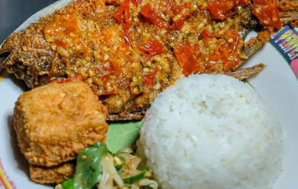 Nila Penyet, 1. Ayam Penyet Broiler, 2. Ayam Bakar, 3. Ayam Goreng Sambal Ijo, 4. Ayam Goreng Sambal Lamongan, 5. Bebek Goreng, 6. Bebek Lombok Ijo, 7. Nila Penyet, 8. Nila Goreng, 9. Bawal Goreng, 10. Lele Goreng