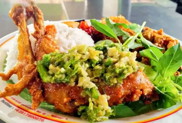 Ayam Goreng Sambal Ijo, 1. Ayam Penyet Broiler, 2. Ayam Bakar, 3. Ayam Goreng Sambal Ijo, 4. Ayam Goreng Sambal Lamongan, 5. Bebek Goreng, 6. Bebek Lombok Ijo, 7. Nila Penyet, 8. Nila Goreng, 9. Bawal Goreng, 10. Lele Goreng