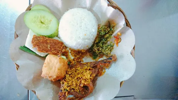 Bebek Lombok Ijo, 1. Ayam Penyet Broiler, 2. Ayam Bakar, 3. Ayam Goreng Sambal Ijo, 4. Ayam Goreng Sambal Lamongan, 5. Bebek Goreng, 6. Bebek Lombok Ijo, 7. Nila Penyet, 8. Nila Goreng, 9. Bawal Goreng, 10. Lele Goreng