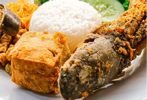Lele Goreng, 1. Ayam Penyet Broiler, 2. Ayam Bakar, 3. Ayam Goreng Sambal Ijo, 4. Ayam Goreng Sambal Lamongan, 5. Bebek Goreng, 6. Bebek Lombok Ijo, 7. Nila Penyet, 8. Nila Goreng, 9. Bawal Goreng, 10. Lele Goreng