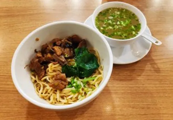 Mi Ayam Jamur, 1. Bubur Tiga Rasa, 2. Nasi Goreng Ayam, 3. Sapo Tahu Seafood, 4. Hotplate Seafood Lada Hitam, 5. Mi Ayam Jamur, 6. Kailan Cah Bawang Putih, 7. Kakap Tausi, 8. Sup Ayam Pedas Szechuan, 9. Kepiting Soka, 10. Bebek Panggang ala Ta Wan