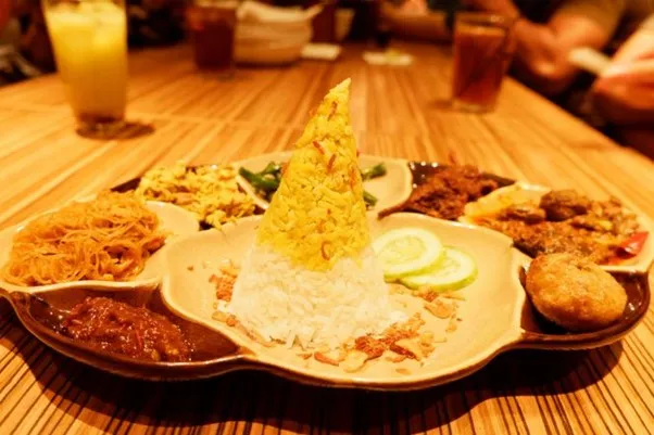 Nasi Begana, 1. Nasi Berkat, 2. Nasi Begana, 3. Nasi Bakar Roa, 4. Nasi Goreng Remboelan, 5. Nasi Langgi, 6. Lumpia Semarang, 7. Tahu Campur Malang, 8. Mie Goreng Remboelan, 9. Tahu Isi Udang Lembang, 10. Es Campur Remboelan