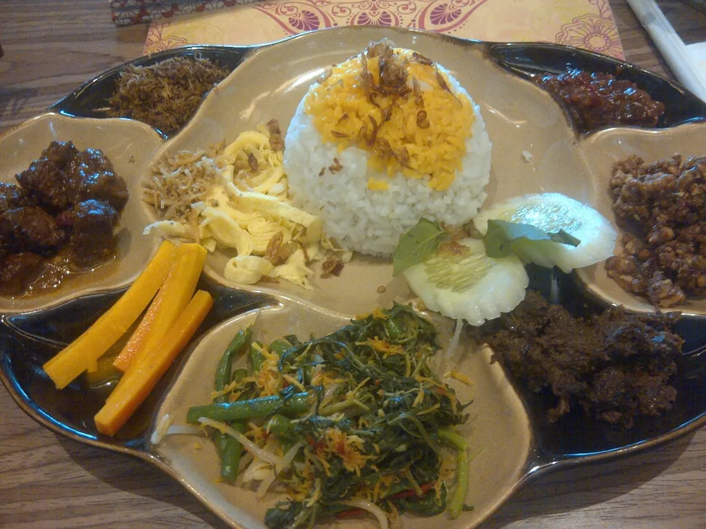 Nasi Berkat, 1. Nasi Berkat, 2. Nasi Begana, 3. Nasi Bakar Roa, 4. Nasi Goreng Remboelan, 5. Nasi Langgi, 6. Lumpia Semarang, 7. Tahu Campur Malang, 8. Mie Goreng Remboelan, 9. Tahu Isi Udang Lembang, 10. Es Campur Remboelan
