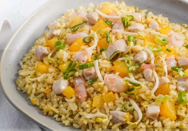Nasi Goreng Ayam, 1. Bubur Tiga Rasa, 2. Nasi Goreng Ayam, 3. Sapo Tahu Seafood, 4. Hotplate Seafood Lada Hitam, 5. Mi Ayam Jamur, 6. Kailan Cah Bawang Putih, 7. Kakap Tausi, 8. Sup Ayam Pedas Szechuan, 9. Kepiting Soka, 10. Bebek Panggang ala Ta Wan