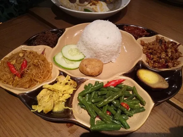 Nasi Langgi, 1. Nasi Berkat, 2. Nasi Begana, 3. Nasi Bakar Roa, 4. Nasi Goreng Remboelan, 5. Nasi Langgi, 6. Lumpia Semarang, 7. Tahu Campur Malang, 8. Mie Goreng Remboelan, 9. Tahu Isi Udang Lembang, 10. Es Campur Remboelan