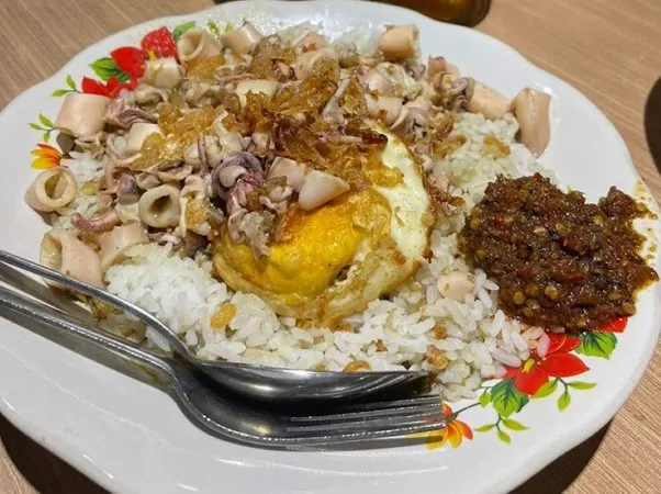 Nasi Siram Cumi, 1. Nasi Siram Se’i Sapi, 2. Nasi Se'i Sapi Cabe Ijo, 3. Nasi Cumi Cabe Ijo, 4. Nasi Kare Lidah Sapi, 5. Nasi Siram Lidah Sapi, 6. Nasi Siram Cumi Telur Asin, 7. Kikil Tunjang, 8. Nasi Siram Cumi, 9. Nasi Siram Paru Krispi, 10. Nasi Rempah Cumi