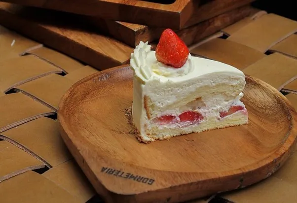 Strawberry Shortcake, 1. Thai Layer Cake, 2. Matcha Mochi Mille Crepes, 3. Milo Dino Mille Crepes, 4. Nutella Ferrero Mille Crepes, 5. Durian Layer Cake, 6. Peanut Butter Cheesecake, 7. Es Podeng Cake, 8. Thai Tea Cake, 9. Salted Egg Chocolate Lava, 10. Strawberry Shortcake