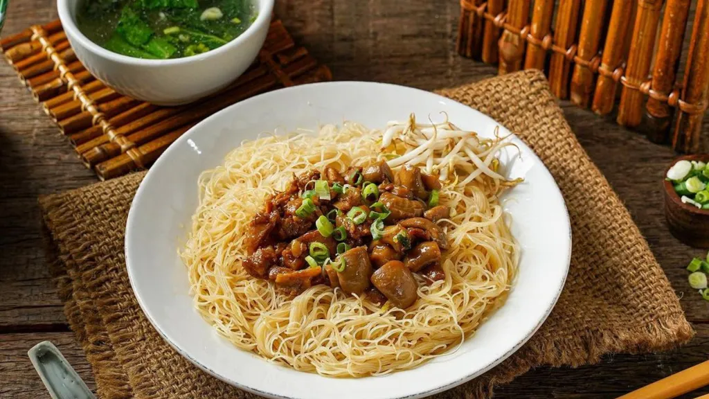 Bakmie Aloi_, 1. Mie Naripan, 2. Bakmi Apin, 3. Bakmie Aloi, 4. Bakmie 123, 5. Bakmie Karet, 6. Bakmie Tjo Kin, 7. Bakmi Rajim Rica Rica, 8. Menara Bakmie, 9. Bakmie Maman Gardujati, 10. Bakmi Parahyangan
