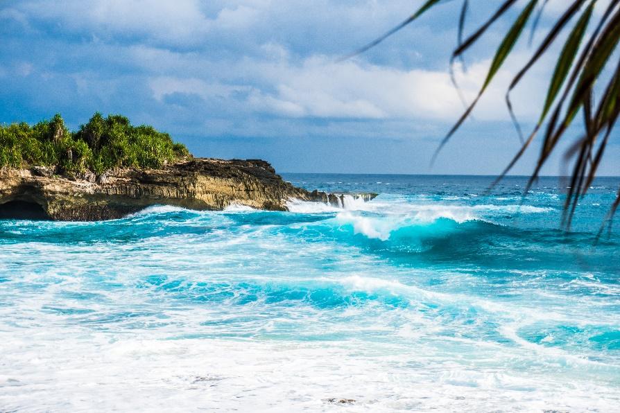 Things in Nusa Lembongan That Will Make You Stay Forever, 1. Dream Beach, 2. Devil’s Tears, 3. Snorkeling and Surfing at Mushroom Beach , 4. Surf Breaks, 5. Mangrove Forest, 6. Beach Clubs