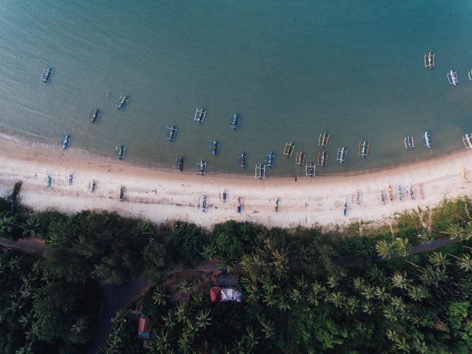 Exploring Hidden Paradise Called Belitung Island, 1. Danau Kaolin (Kaolin Lake), 2. Pantai Penyabong (Penyabong Beach), 3. Lighthouse in Pulau Lengkuas, 4. Island-Hopping, 5. Engage in the Culture and History of Belitung, 6. Have a Taste of Local Cuisine 