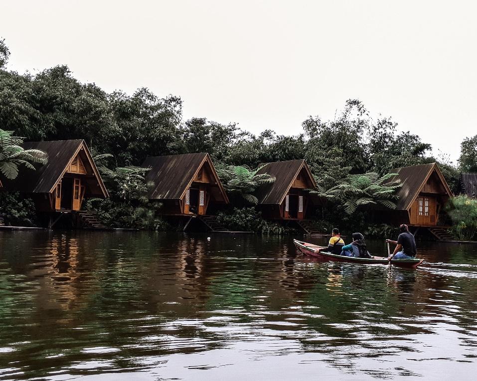 10 Best Glamping Spots in Bandung, Lakeside Rancabali, Trizara Resort, The Lodge Maribaya, Legok Kondang Lodge Ciwidey, Green Hill Park Ciwidey, Dusun Bambu Leisure Park, Ciwidey Valley Resort, Grafika Cikole, Pine Forest Camp, Sari Ater Camping Park