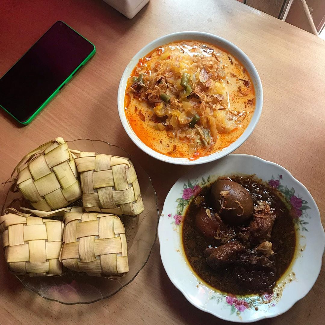 10 Makanan Wajib Saat Lebaran di Indonesia, 1. Ketupat, 3. Rendang, 4. Ketupat sayur, 5. Gulai Nangka, 6. Lemang Lepat Lau, 7. Soto Banjar, 8. Semur Daging, 9. Kaasstengels, 10. Nastar
