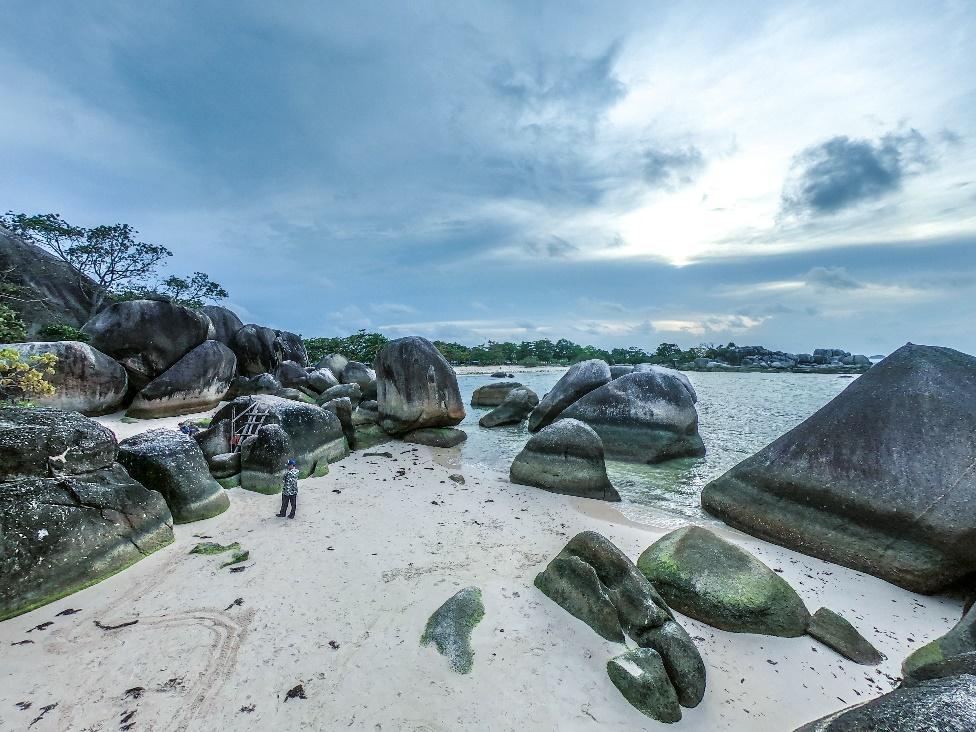 Exploring Hidden Paradise Called Belitung Island, 1. Danau Kaolin (Kaolin Lake), 2. Pantai Penyabong (Penyabong Beach), 3. Lighthouse in Pulau Lengkuas, 4. Island-Hopping, 5. Engage in the Culture and History of Belitung, 6. Have a Taste of Local Cuisine 