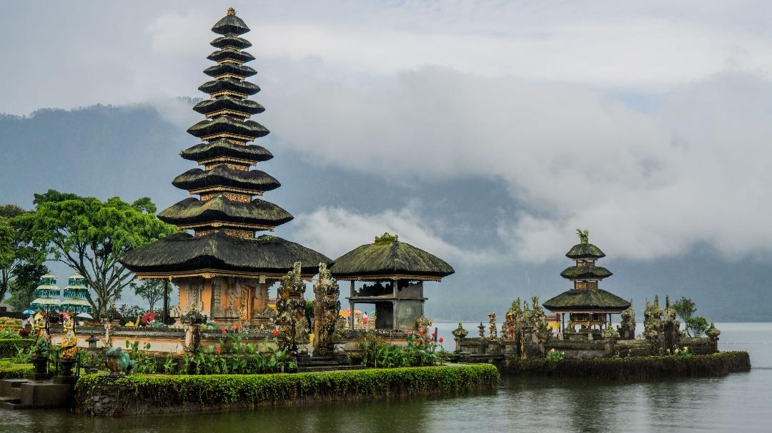 Jimbaran Bali : 7 Things to Do for First Time Visit to Jimbaran, 1. Seafood Taste, 2. Visit the grand Garuda Wisnu Kencana, 3. Enjoy the Serene of Pura Ulun Siwi (Ulun Siwi Temple), 4. Amazed at Pura Luhur Uluwatu (Uluwatu Temple), 5. Surfing at Padang Padang Beach, 6. Shop at Jimbaran Market, 7. Jenggala Keramik Gallery