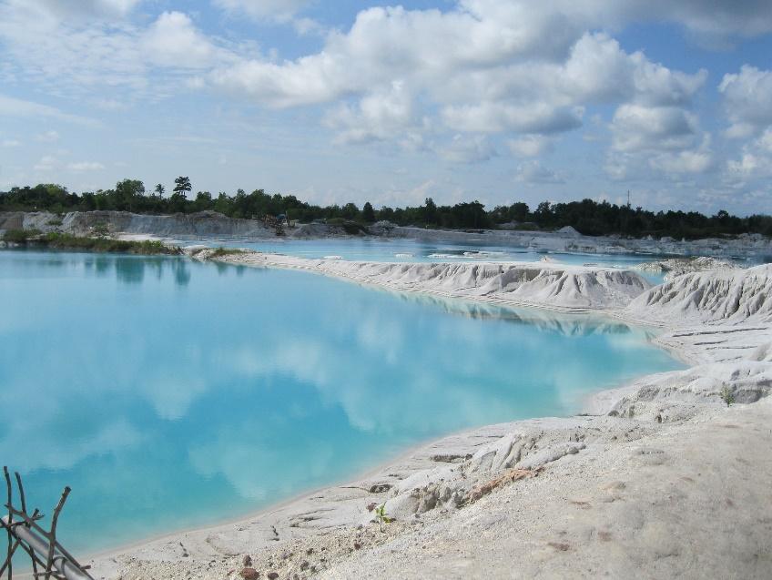 Exploring Hidden Paradise Called Belitung Island, 1. Danau Kaolin (Kaolin Lake), 2. Pantai Penyabong (Penyabong Beach), 3. Lighthouse in Pulau Lengkuas, 4. Island-Hopping, 5. Engage in the Culture and History of Belitung, 6. Have a Taste of Local Cuisine 