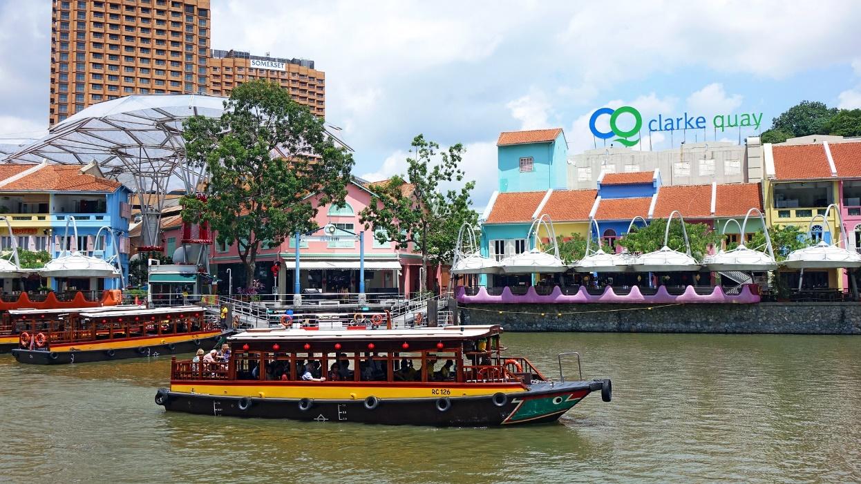 6 Top Things to See in Clarke Quay (Singapore), 1. Singapore River, 2. Try Reverse Bungee, 3. Asian Civilisations Museum, 4. Boat Quay, 5. The Arts House Screening Room, 6. Fort Canning Park