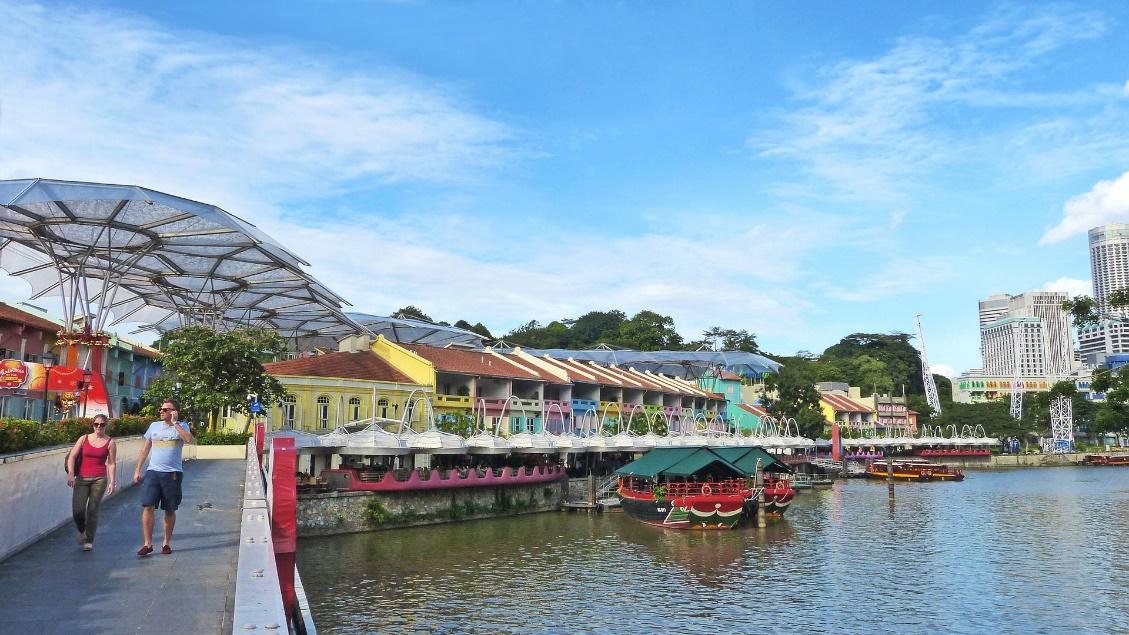 6 Top Things to See in Clarke Quay (Singapore), 1. Singapore River, 2. Try Reverse Bungee, 3. Asian Civilisations Museum, 4. Boat Quay, 5. The Arts House Screening Room, 6. Fort Canning Park