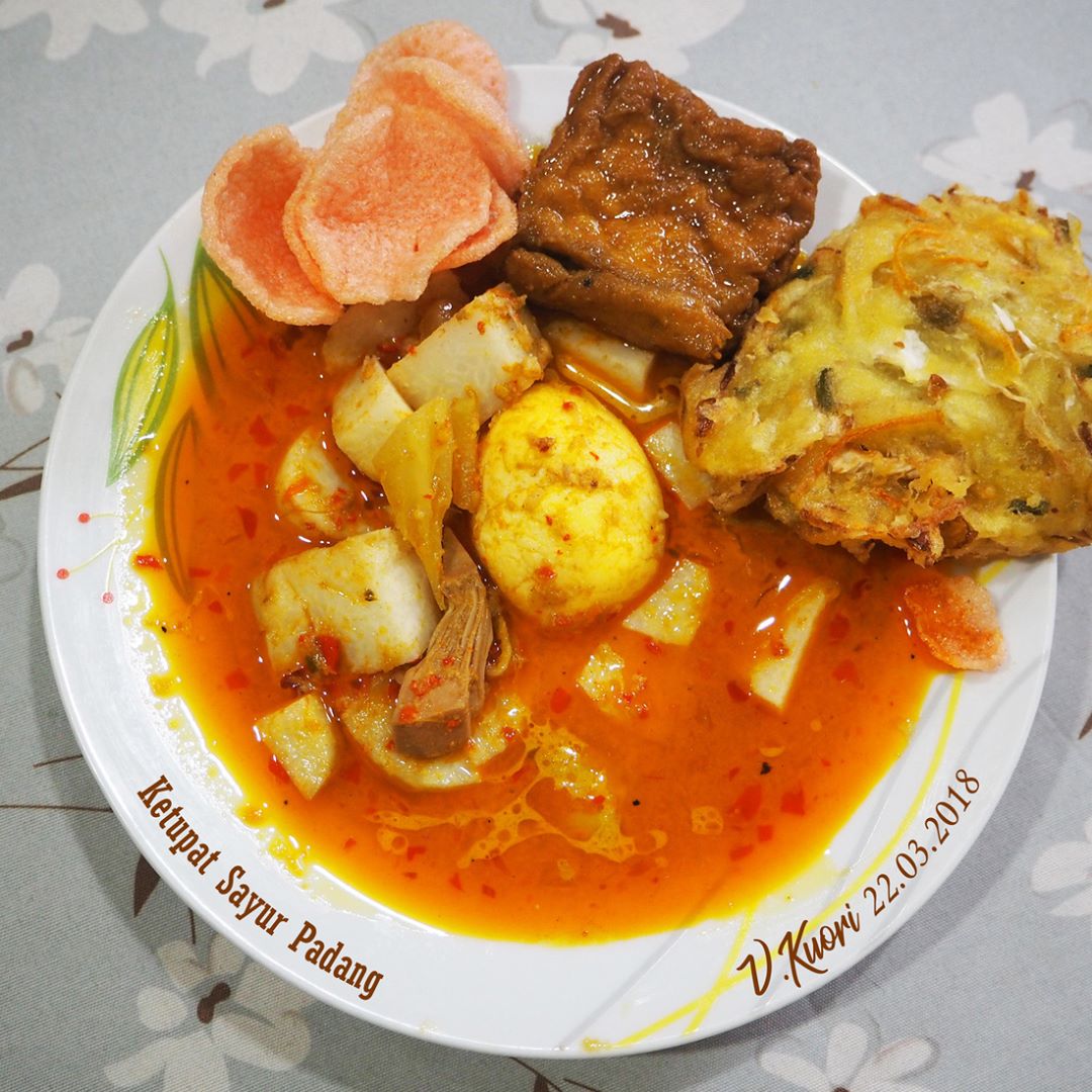 10 Makanan Wajib Saat Lebaran di Indonesia, 1. Ketupat, 3. Rendang, 4. Ketupat sayur, 5. Gulai Nangka, 6. Lemang Lepat Lau, 7. Soto Banjar, 8. Semur Daging, 9. Kaasstengels, 10. Nastar