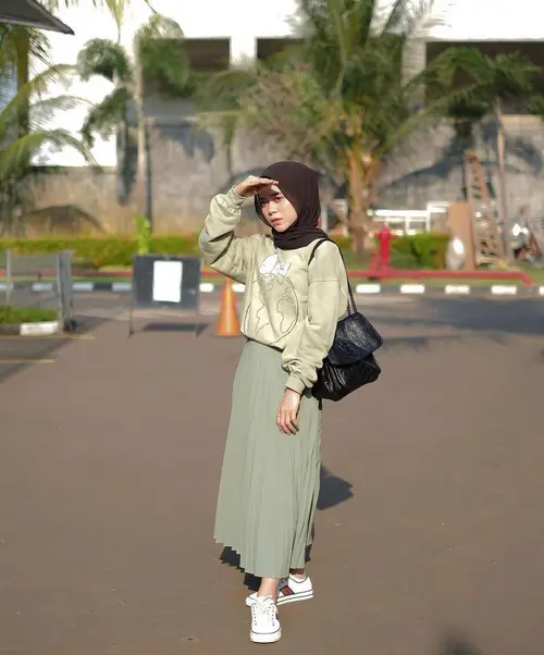 Casual Look untuk Bukber Bareng Teman, Modest & Formal Look untuk Acara Keluarga, Rok Plisket untuk ke Kantor, Tampil Stylish waktu Ngabuburit