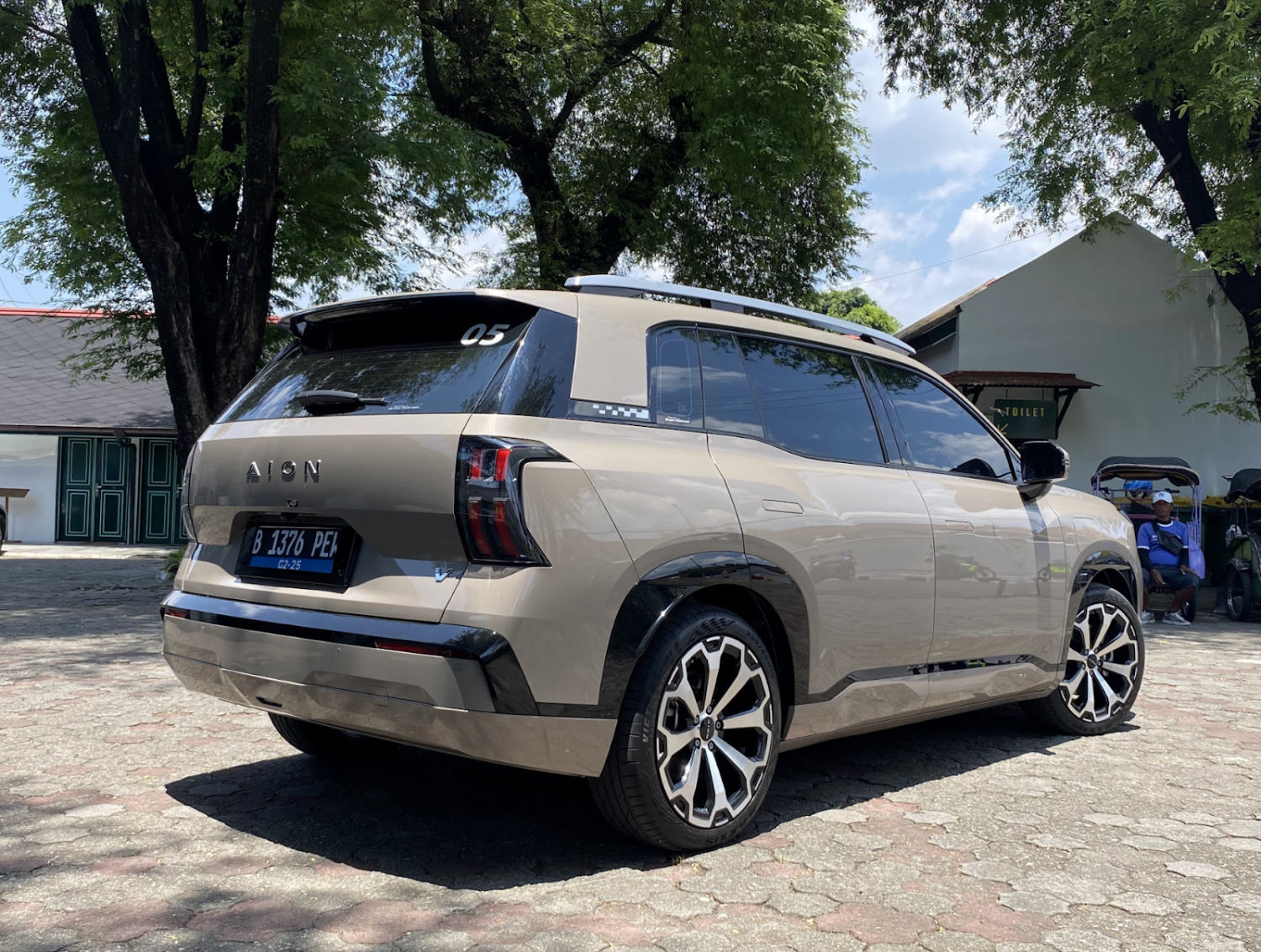 berita, Berita Otomotif, news, Aion V, Media Drive Aion V, Test Drive Aion V; SUV Listrik dengan Kabin Lega, Performa Mumpuni, dan Ada Kulkasnya!, Komitmen Aion dalam Kendaraan Listrik, Pengalaman Berkendara Aion V, Performa di Jalan Tol dan Suspensi yang Nyaman, Kenyamanan di Baris Kedua, Fitur-Fitur Aion V, Kelebihan dan Kekurangan Aion V, Pilihan Warna dan Perkiraan Harga Aion V