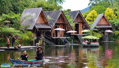 1. Pilih Waktu Liburan yang Tepat, 2. Rencanakan Itinerary yang Matang, 3. Pilih Akomodasi yang Strategis, 4. Hindari Jam-Jam Sibuk, 5. Jelajahi Wisata Alam Bandung, 6. Nikmati Kuliner Khas Bandung, 7. Gunakan Transportasi yang Efisien, 8. Jangan Lupa Membawa Oleh-Oleh