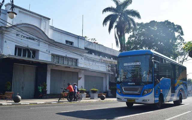 1. Pilih Waktu Liburan yang Tepat, 2. Rencanakan Itinerary yang Matang, 3. Pilih Akomodasi yang Strategis, 4. Hindari Jam-Jam Sibuk, 5. Jelajahi Wisata Alam Bandung, 6. Nikmati Kuliner Khas Bandung, 7. Gunakan Transportasi yang Efisien, 8. Jangan Lupa Membawa Oleh-Oleh
