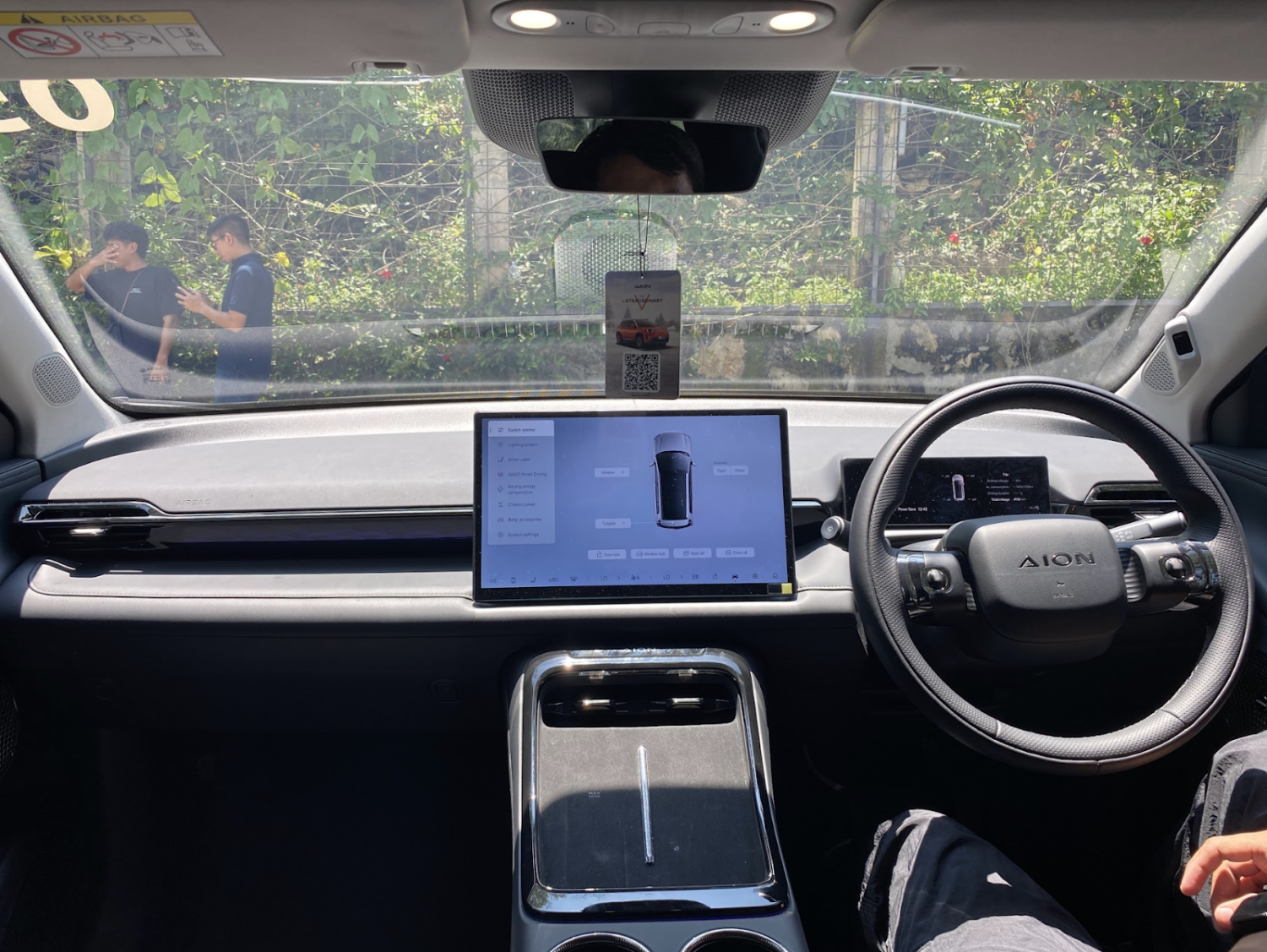 berita, Berita Otomotif, news, Aion V, Media Drive Aion V, Test Drive Aion V; SUV Listrik dengan Kabin Lega, Performa Mumpuni, dan Ada Kulkasnya!, Komitmen Aion dalam Kendaraan Listrik, Pengalaman Berkendara Aion V, Performa di Jalan Tol dan Suspensi yang Nyaman, Kenyamanan di Baris Kedua, Fitur-Fitur Aion V, Kelebihan dan Kekurangan Aion V, Pilihan Warna dan Perkiraan Harga Aion V