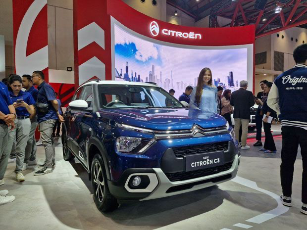 berita, Berita Otomotif, news, Citroën 2CV, Mengenal Lebih Dekat Citroën 2CV, Legenda Prancis yang Konon Hanya Ada 10 Unit di Indonesia, Mobil Rakyat dengan Cita Rasa Teknikal Tinggi, Tampang Lugu, Daya Tarik Tak Terbantahkan, Performa Bukan Prioritas, Kenyamanan yang Utama, Rekayasa yang Sederhana Tapi Cerdas, Nilai Koleksi yang Terus Meningkat, Satu Mobil, Satu Perlawanan terhadap Nazi, Harga Mobil Baru Citroën di Indonesia (Mei 2025)