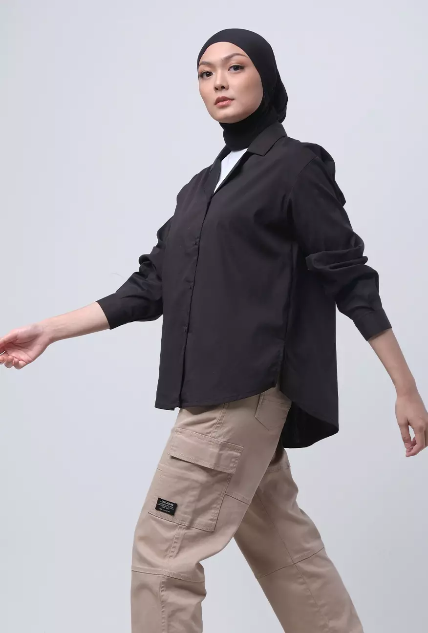 Padukan dengan Rok Mini Putih, Kemeja Hitam Bermotif, Bergaya Kasual dengan Hijab, Tampil Playful dengan Kemeja Hitam, Temukan Outfit Terbaik Kamu di ZALORA!