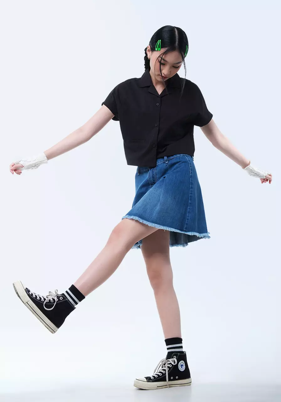 Padukan dengan Rok Mini Putih, Kemeja Hitam Bermotif, Bergaya Kasual dengan Hijab, Tampil Playful dengan Kemeja Hitam, Temukan Outfit Terbaik Kamu di ZALORA!