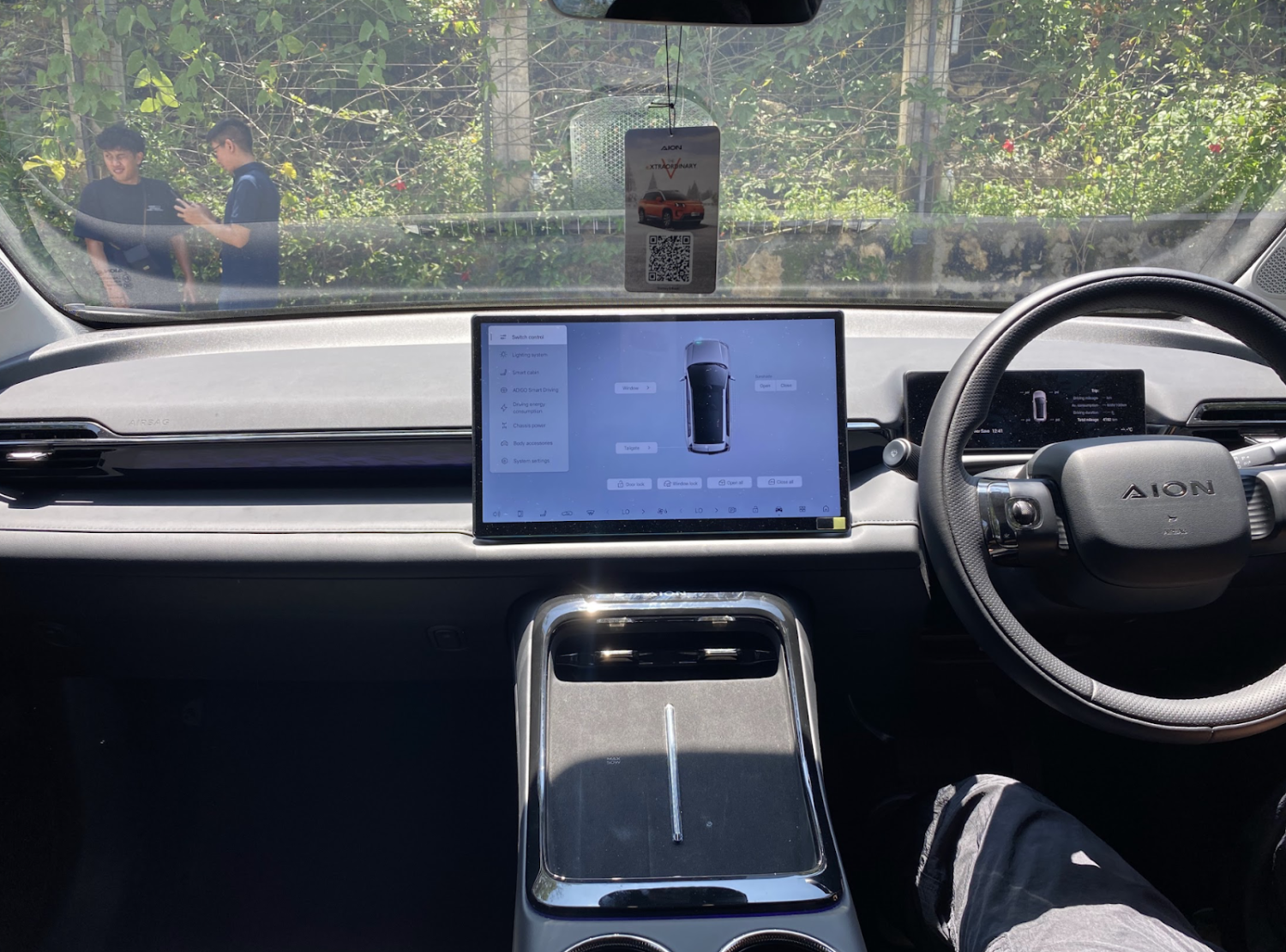 berita, Berita Otomotif, news, Aion V, Media Drive Aion V, Test Drive Aion V; SUV Listrik dengan Kabin Lega, Performa Mumpuni, dan Ada Kulkasnya!, Komitmen Aion dalam Kendaraan Listrik, Pengalaman Berkendara Aion V, Performa di Jalan Tol dan Suspensi yang Nyaman, Kenyamanan di Baris Kedua, Fitur-Fitur Aion V, Kelebihan dan Kekurangan Aion V, Pilihan Warna dan Perkiraan Harga Aion V
