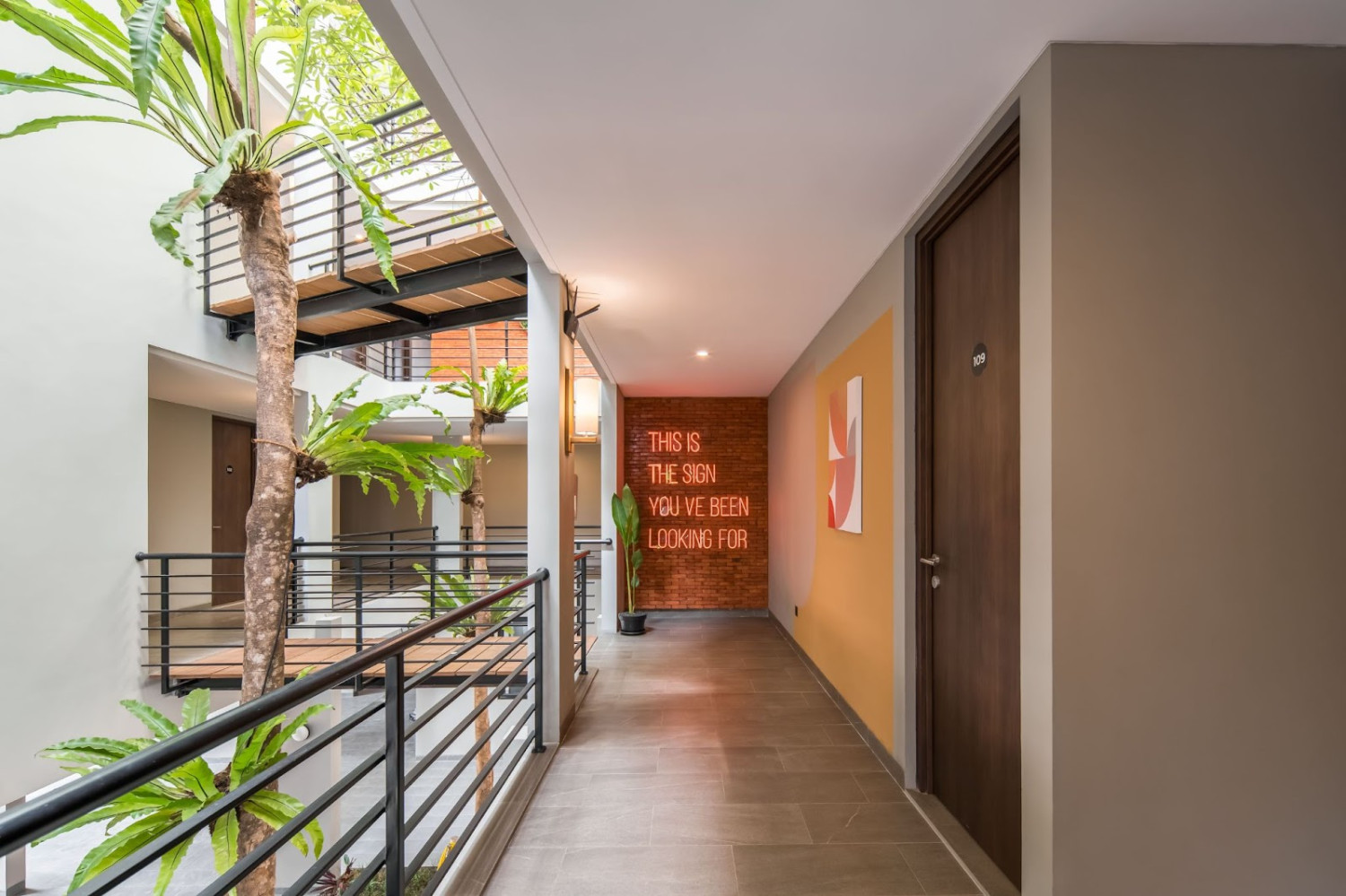Estetika “Bauhaus”–Gaya desain interior yang menjadi inspirasi DNA Cove, Kesederhanaan dalam warna justru memaksimalkan estetika hunian, Meneruskan keselarasan: turunan gaya desain ke furnitur dan pernik interior, Bermula dari imaji seni, menjelma menjadi identitas perusahaan