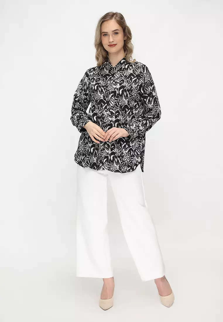 Padukan dengan Rok Mini Putih, Kemeja Hitam Bermotif, Bergaya Kasual dengan Hijab, Tampil Playful dengan Kemeja Hitam, Temukan Outfit Terbaik Kamu di ZALORA!