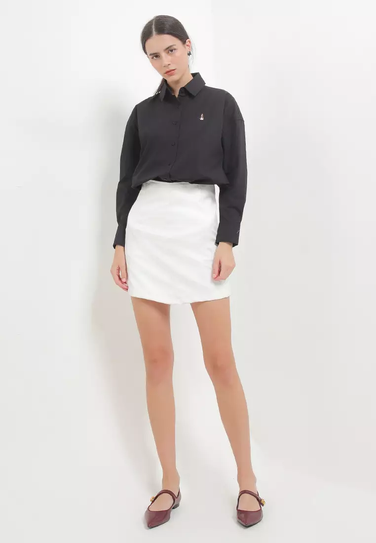 Padukan dengan Rok Mini Putih, Kemeja Hitam Bermotif, Bergaya Kasual dengan Hijab, Tampil Playful dengan Kemeja Hitam, Temukan Outfit Terbaik Kamu di ZALORA!